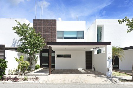 Casa en Renta en Residencial Torremolinos en Merida con 3 habitaciones y alberca